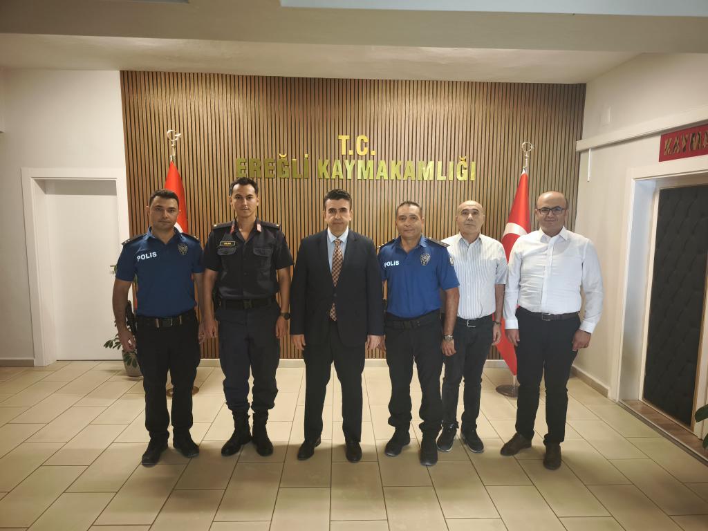 Halkapınar İlçe Emniyet Amiri Adem AYDOĞDU, İlçe Jandarma Komutanı Fatih Şükür ASLAN, İlçe Tarım Müdürü Adem DOĞAN ve Halkapınar Toplum Sağlığı Merkezi Başkanı Duran Ali ŞENER, Kaymakamımız sayın Murat EREN'e makamında hayırlı olsun ziyaretinde bulundular.
<a href="/Murat_Eren/">Murat EREN</a>