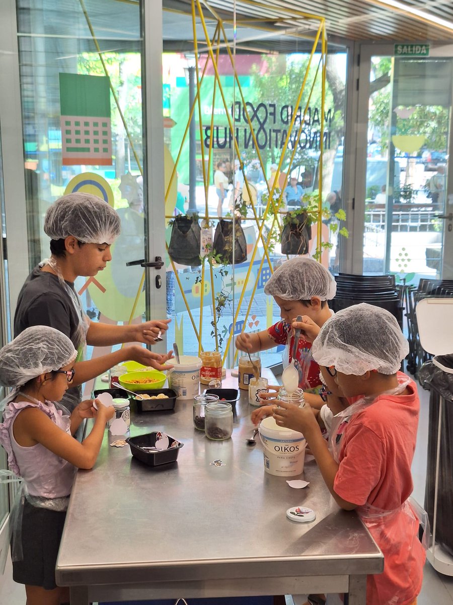 MadridEmprende's tweet photo. El @MadridFoodInHub ha acogido cuatro sesiones dirigidas a niños de 7 a 12 años para tratar la importancia de una dieta equilibrada y preparar una receta exclusiva. 🧑🏻🍳
¿Su parte favorita? ¡Poder probarla! 🤩🍽️
#MadridEmprende #RedDeViveros #ViverosDeEmpresas #formación https://t.co/O9I9lotSsW