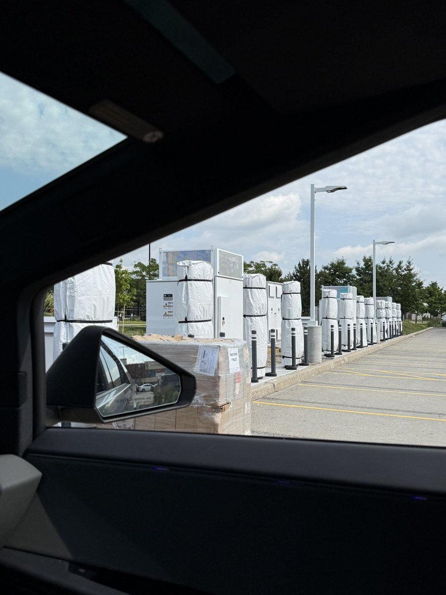 Kfurant's tweet image. Delivering the last load to complete this supercharging station……JK🤣
New Tesla Supercharger sighting at Tanger Outlet mall, Ottawa (8555 Campeau Dr)
Not showing up on our maps yet of course but super clean space with two tall garbage cans @DriveTeslaca @TeslaCharging ❤️