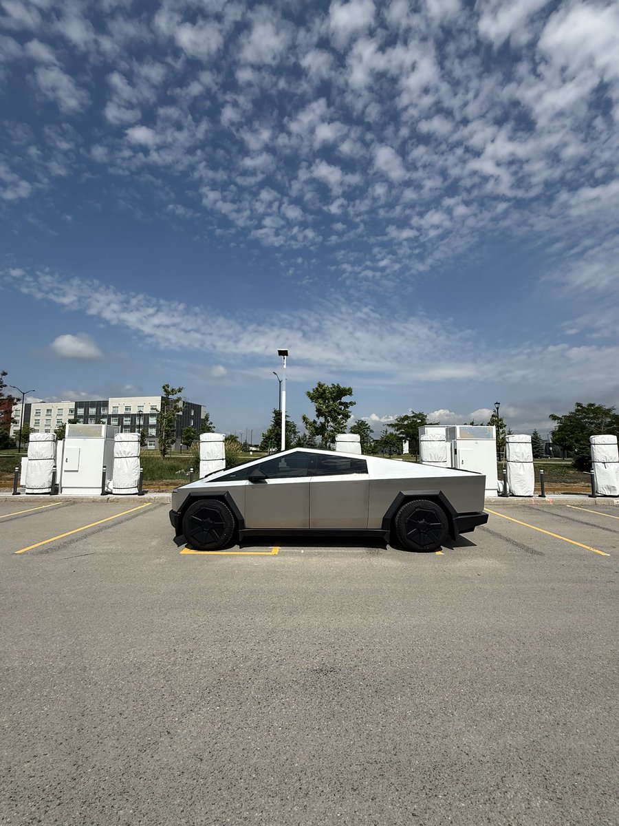 Kfurant's tweet image. Delivering the last load to complete this supercharging station……JK🤣
New Tesla Supercharger sighting at Tanger Outlet mall, Ottawa (8555 Campeau Dr)
Not showing up on our maps yet of course but super clean space with two tall garbage cans @DriveTeslaca @TeslaCharging ❤️