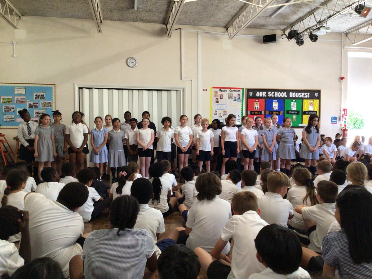 Children gave brilliant performances at the Music Concert this afternoon.