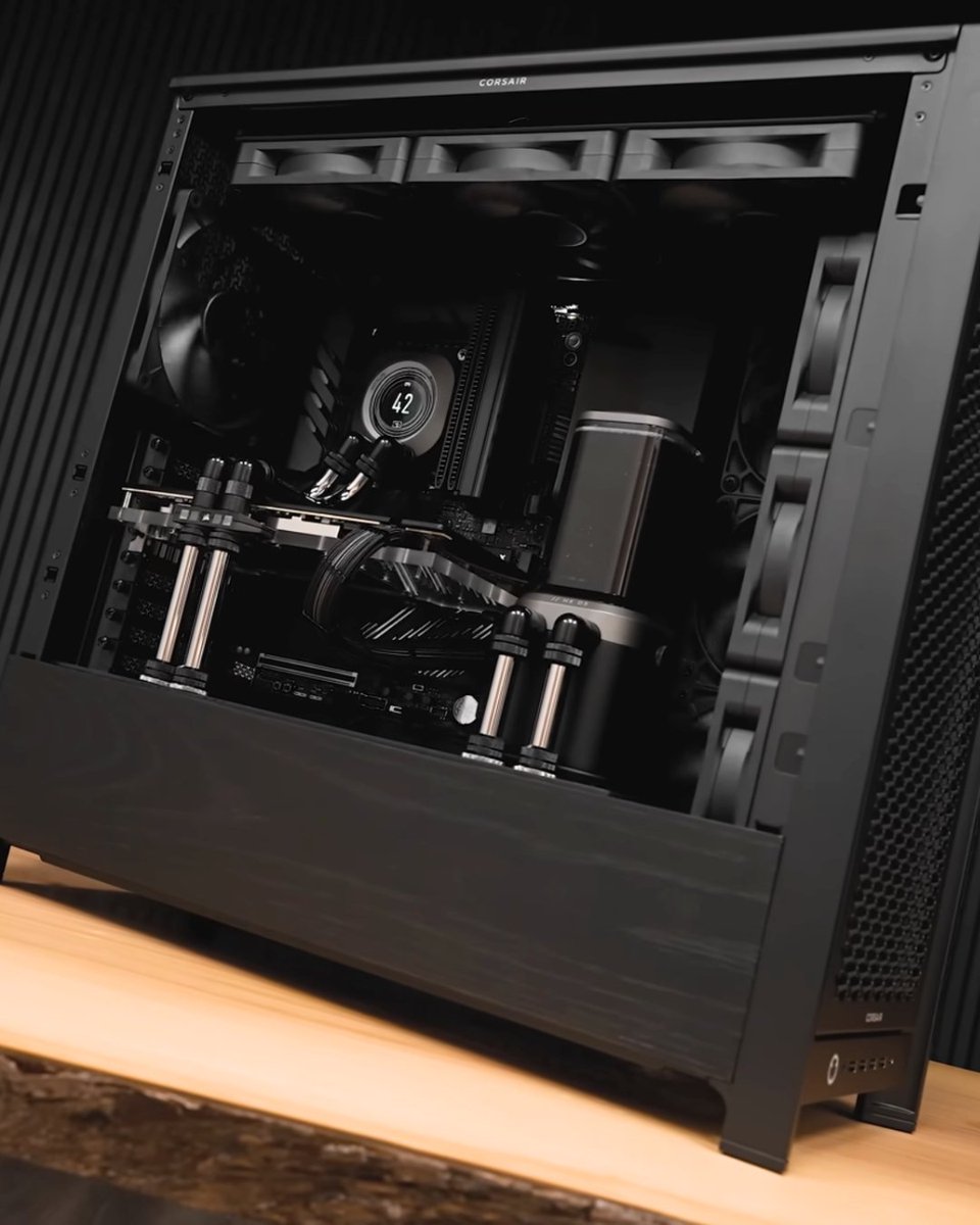 Definitely a fan of blacked out builds that still give into some grey accents 😍

By <a href="/ggflan/">GGF LAN</a>