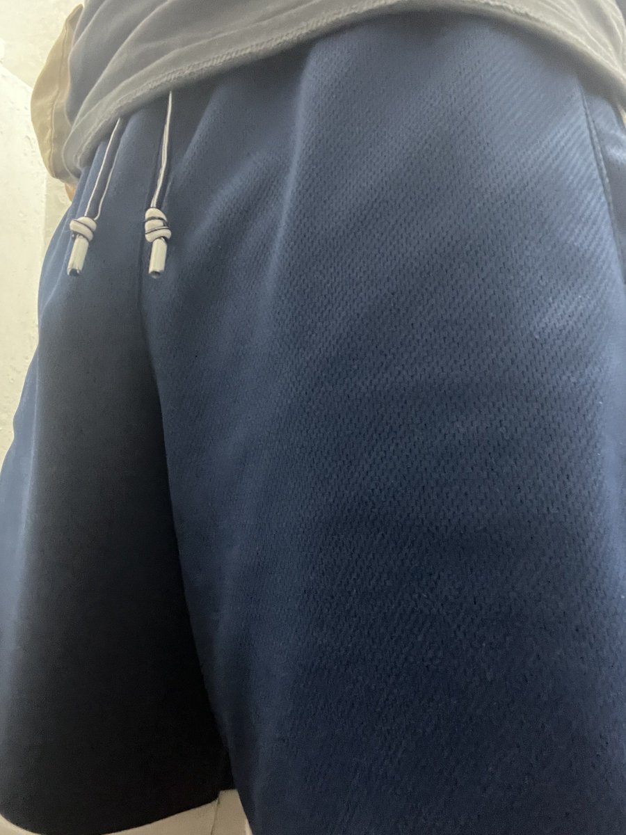 下雨天在路上，边走边尿裤子，很羞耻😈