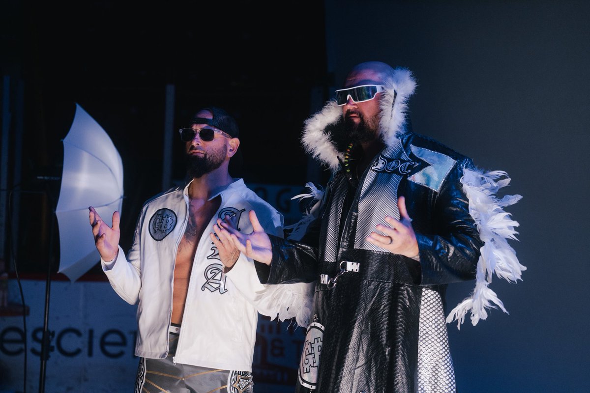 The Good Brothers backstage at <a href="/MapleLeafPW/">MAPLE LEAF PRO Wrestling</a> doing a photoshoot with <a href="/shoottheindies/">shootingtheindies</a> 

And I’m just there like a creep shooting some BTS for fun 🤷🏻‍♂️