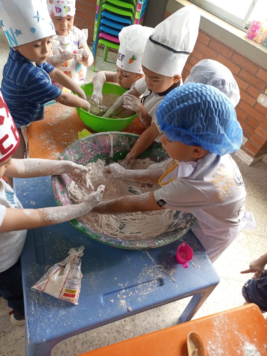 ¡Explosión de sabores y aprendizaje en el Centro de Desarrollo Infantil Luz del Mañana en Yopal! 25 niñas y niños crean recetas saludables descubriendo la magia de la panadería y la alimentación sana. En Bienestar Familiar transformamos el aprendizaje en un juego lleno de alegría