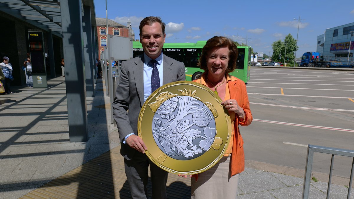PrifWeinidog's tweet image. Today we've officially launched our £1 bus travel scheme for young people – and we’re extending it to cover everyone aged 21 and under.
Gwych siarad â phobl ifanc am sut y bydd hyn yn gwneud teithio'n haws ac yn fwy fforddiadwy.