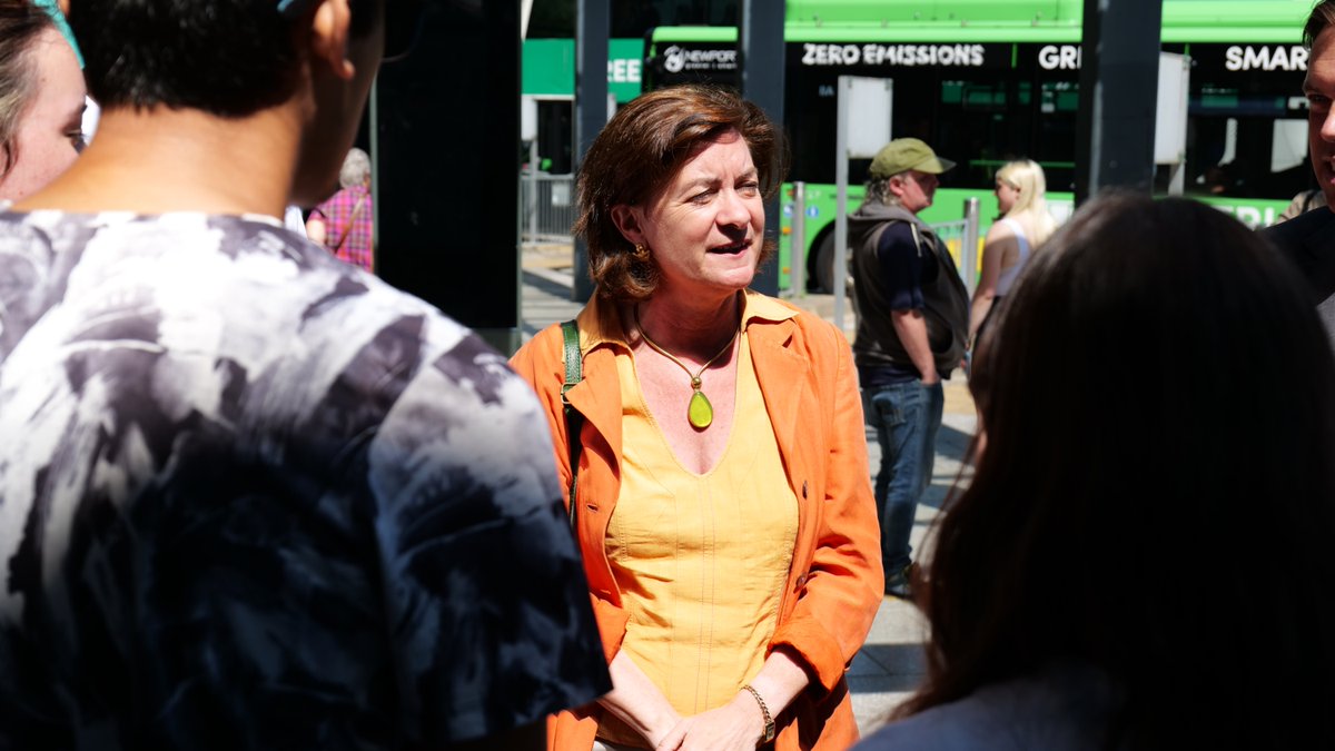 PrifWeinidog's tweet image. Today we've officially launched our £1 bus travel scheme for young people – and we’re extending it to cover everyone aged 21 and under.
Gwych siarad â phobl ifanc am sut y bydd hyn yn gwneud teithio'n haws ac yn fwy fforddiadwy.