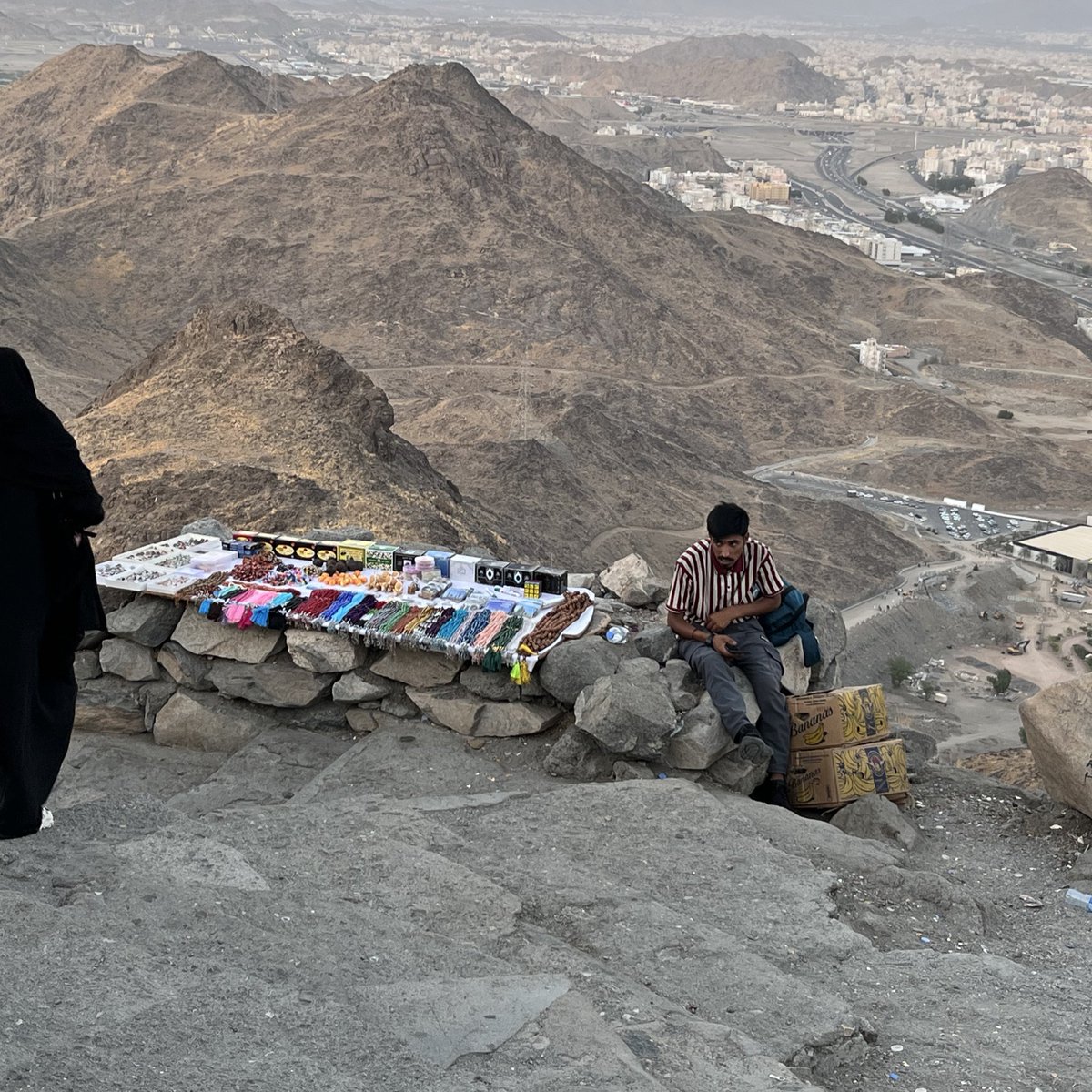 Nur, bundan 14 asır önce cahilliye toplumundan kaçıp uzaklaşabilen bir dağdı. Ancak Suudi hakimiyetinde günümüz cahilliyesinden yani Amerikan kolası ve ucuz Çin işçiliğinden kaçmanız mümkün değil.