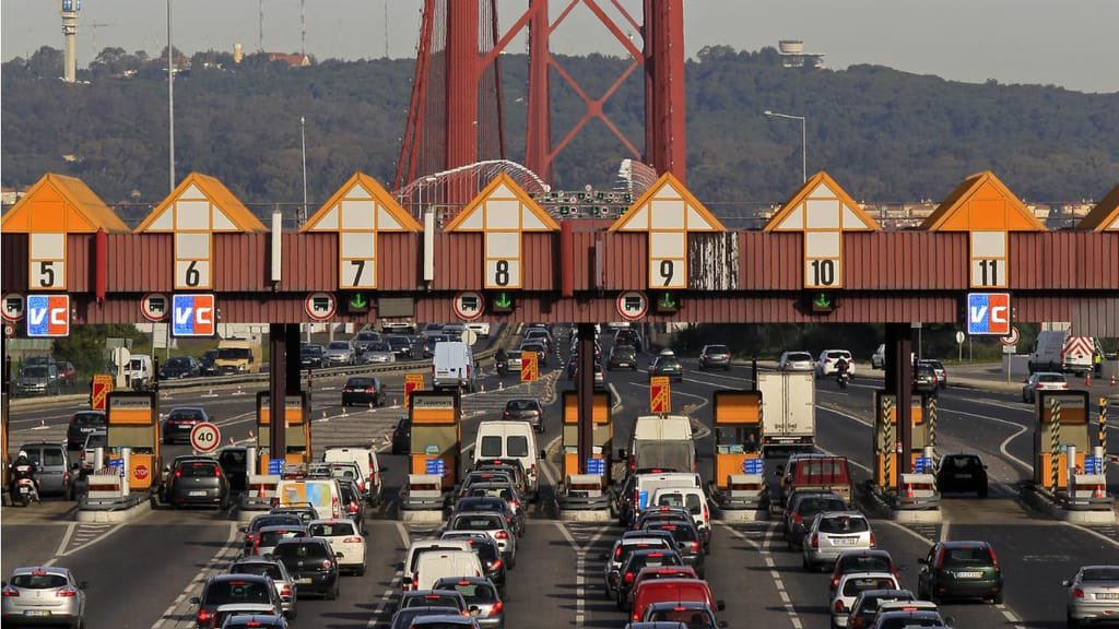 resist_lusitana's tweet image. 🚨 🇵🇹 | Trânsito enorme na ponte Salazar devido a ataque de pânico de mulher.
A mulher já foi levada para o hospital.