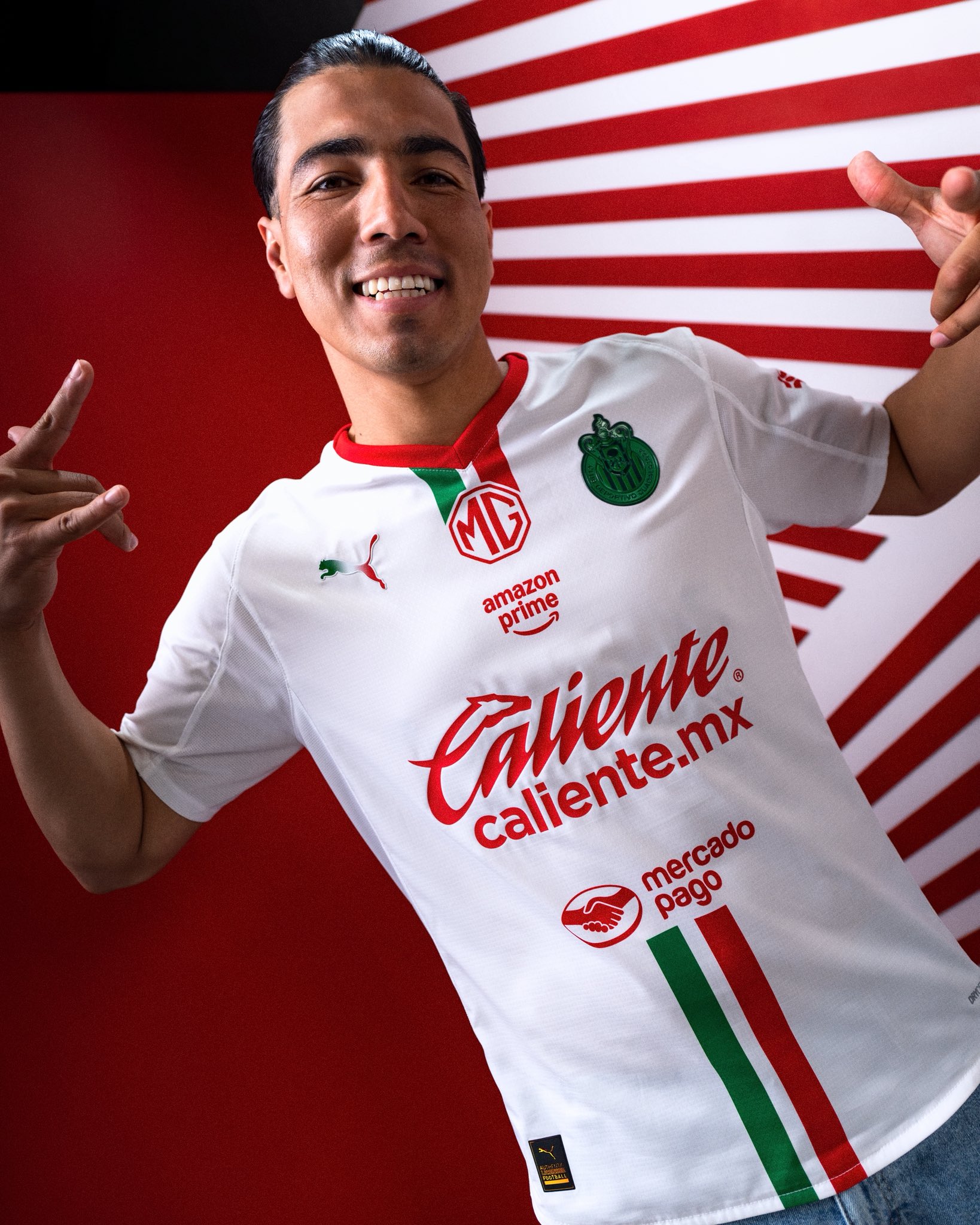 Chivas presenta nuevo jersey de visita y causa polémica