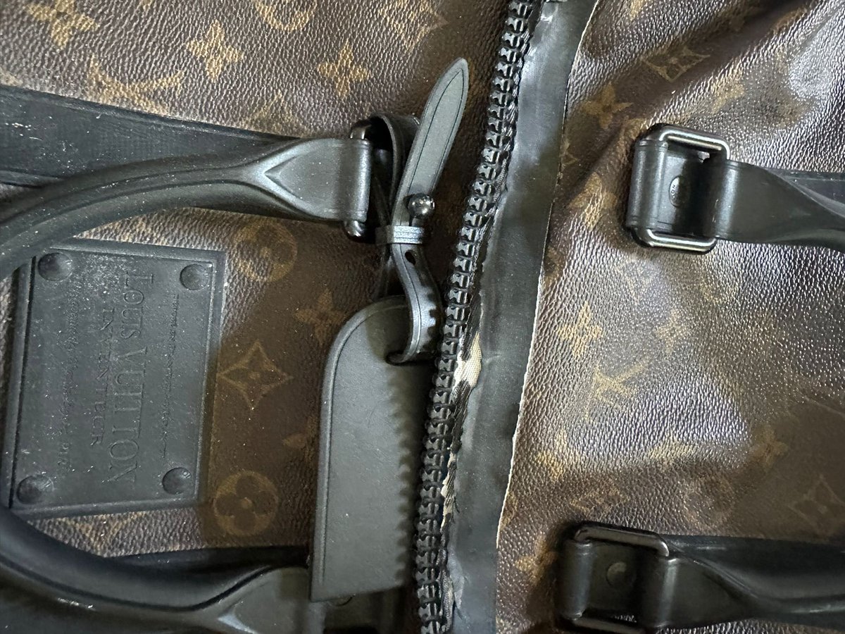 cristo_radio's tweet image. Dear @LouisVuitton  

A few years ago we clubbed together and bought our dear friend- fashion designer Ben De Lisi- one of your holdalls which he adored. 

The zip has now broken, and the rubber deteriorated. He’s taken it to @LouisVuitton Sloane St, they sent it away, and now…