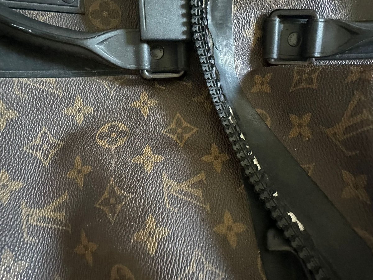 cristo_radio's tweet image. Dear @LouisVuitton  

A few years ago we clubbed together and bought our dear friend- fashion designer Ben De Lisi- one of your holdalls which he adored. 

The zip has now broken, and the rubber deteriorated. He’s taken it to @LouisVuitton Sloane St, they sent it away, and now…