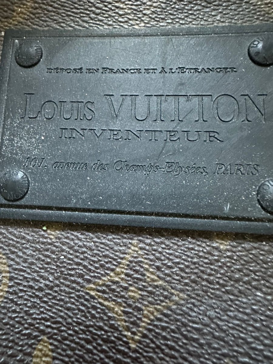 cristo_radio's tweet image. Dear @LouisVuitton  

A few years ago we clubbed together and bought our dear friend- fashion designer Ben De Lisi- one of your holdalls which he adored. 

The zip has now broken, and the rubber deteriorated. He’s taken it to @LouisVuitton Sloane St, they sent it away, and now…
