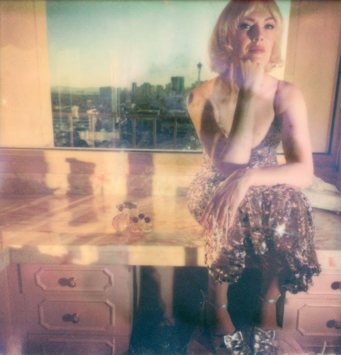 Under_Radar_Mag's tweet image. Welsh musician Gwenno is releasing a new album, "Utopia," this Friday via Heavenly. Now she has shared the album’s fourth single, title track “Utopia.” Claire Marie Bailey directed the video, which was shot in Las Vegas.
undertheradarmag.com/news/gwenno_sh…