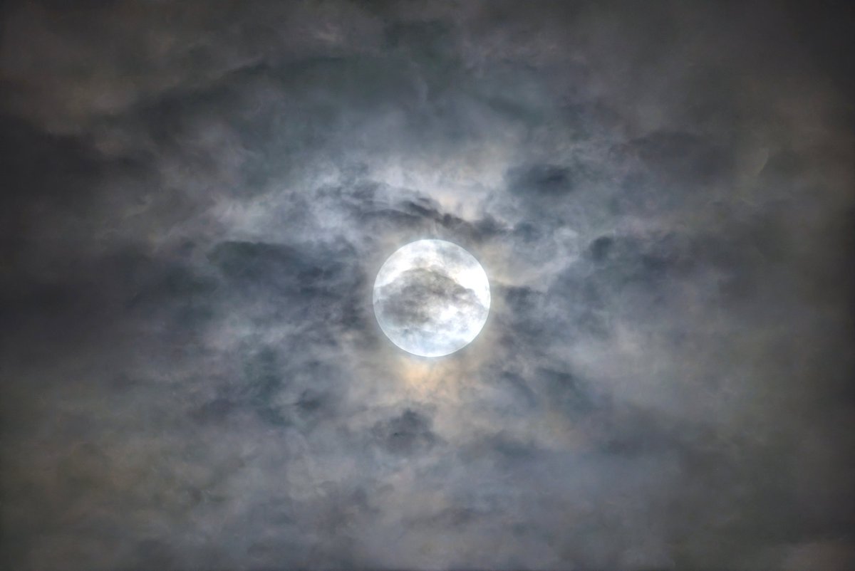 chobi_2000's tweet image. 雨は止んで雲の間から月がぼんやり見えていました〜🌕️