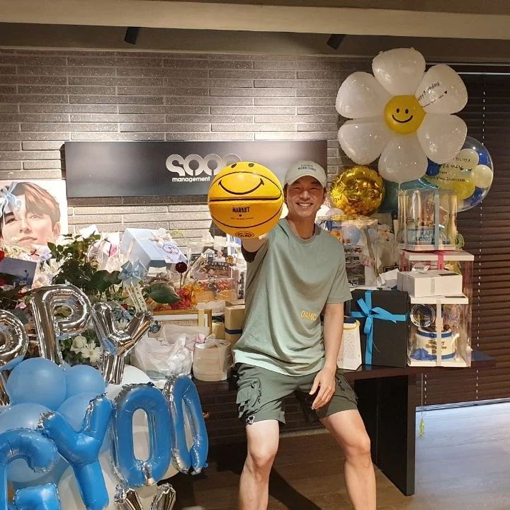 gongyoosimp's tweet image. gong yoo proof shots with his birthday gifts over the years!!!
2022 - 2023 - 2024 - 2025