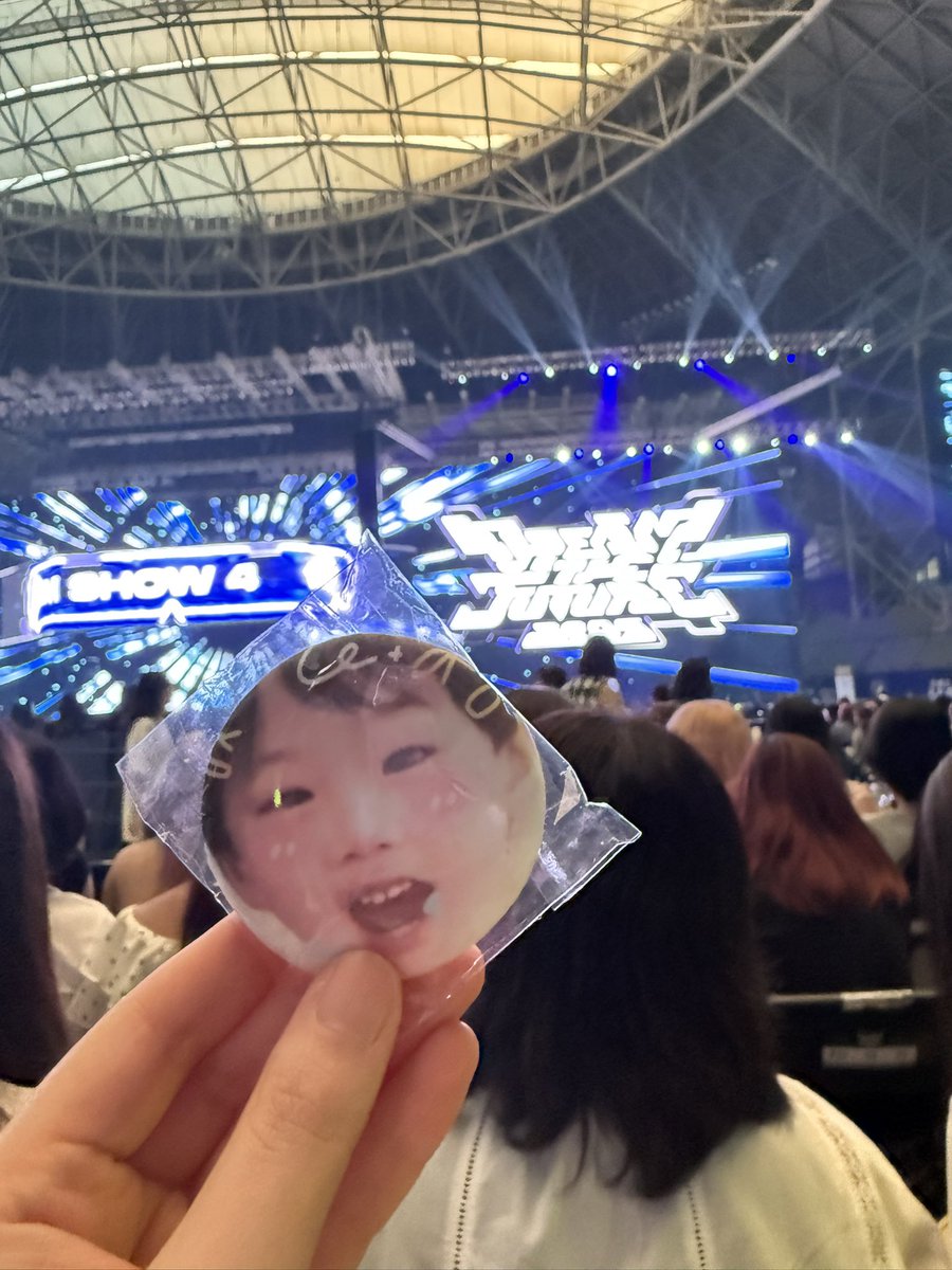 lingbyo02's tweet photo. 백만년만에 콘서트 왔다가 따스함을 다시느끼는중..... https://t.co/BOGFmwVlaa