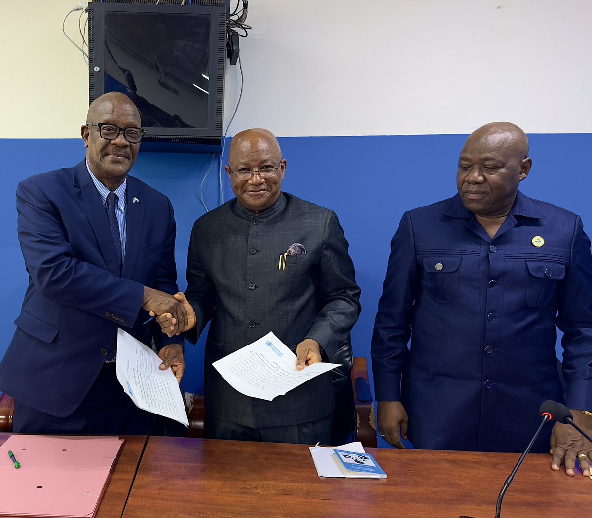 mohs_sl's tweet image. Another major boost in the fight against MPox as @DembyAustin @npha_sl just received 8 additional new vehicles from @WHOSierraLeone. These are meant to support frontline workers detect cases early, improve on response time and break community transmission of the virus.