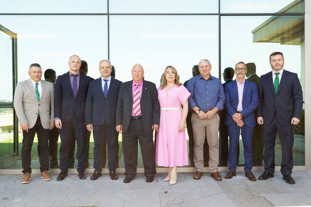 CRASTURIAS's tweet image. En la presentación oficial de VALCOR, la nueva cooperativa fruto de la fusión de Agrovaldés y la Cooperativa de Corvera.

Mónica Fernández, directora de Sector Primario y Agroalimentación, participó en el acto, al que también asistieron otros directivos de Caja Rural de Asturias.