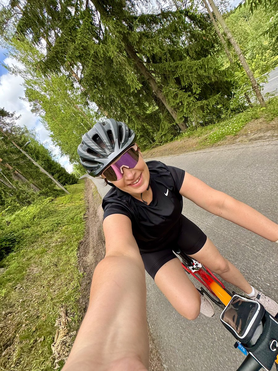 ”Tielle kutsun sain
Kun kaipuu vapauden soi rinnassain
Näin käänty sivu ja mä uuden luvun saan
Pyörät tiellä kääntyy tahdon taivaltaa

Yössä matkaa teen 
Mä kerta kerran jälkeen uudelleen
Meidät ystäväni laulu yhdistää
Päivään uuteen kuljen vanha taakse jää”

#taipaleenreiska