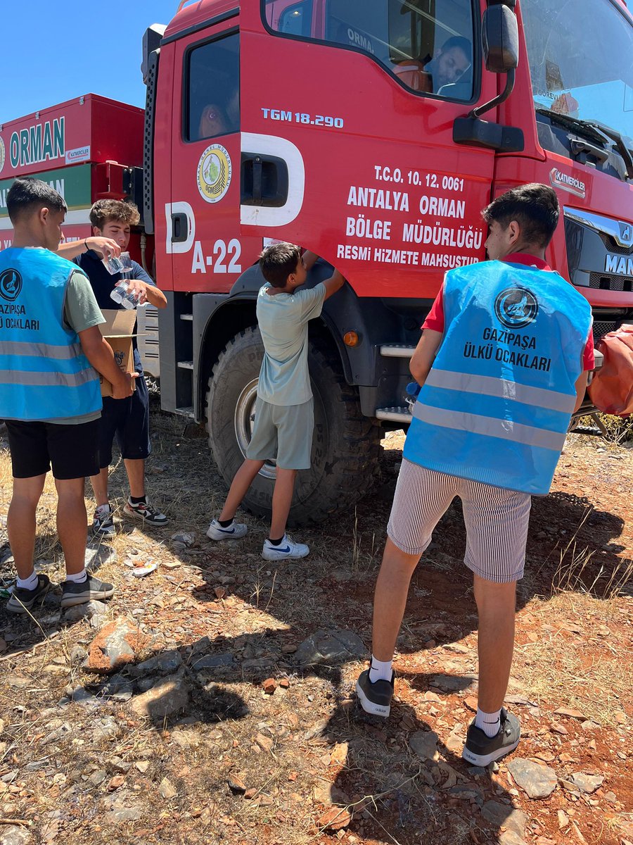 Ülkemiz Yanarken Saçını Tarayan Saraçhane Bülbülleri saklandıkları yerden ağır ağır çıkmaya başladı.

Tabi 7. Sınıf Fen Bilimleri dersi seviyesinde olan "mercekler" konusundan anlamadıklarınıda ayrıca ispat etmiş oldular.

Eş zamanlı olarak aynı merkezden aynı cümleler ile Ülkü