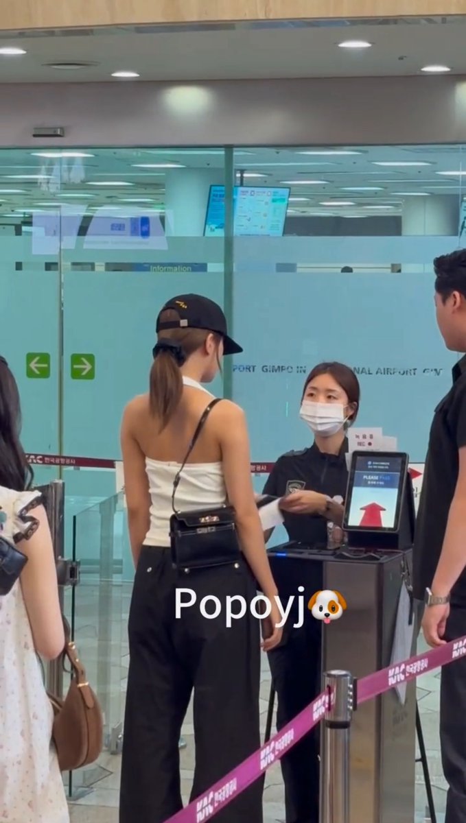 이 사진 보면 유진이 진짜 키 2미터는 돼 보이잖아
비율 이게 실화냐? 어깨 옷걸이 미침;;;;;
이거 사람 맞아?
야 안유진 실존 인물 맞음??