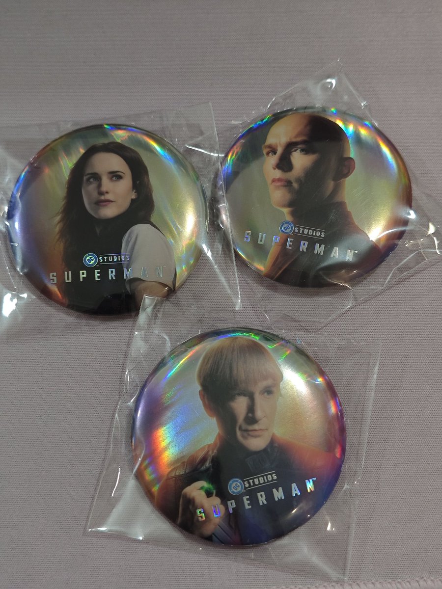 mirage4047s's tweet image. 和朋友去看的首映,首先我们的吧唧盲盒开出了露易丝和莱克斯,散场后不死心地找到工作人员问还有没有吧唧,他人很好,给了我最后一个剩的吧唧,是盖……好吧……对不起了盖,但是给人一种0个人想要盖的啼笑皆非的感觉……