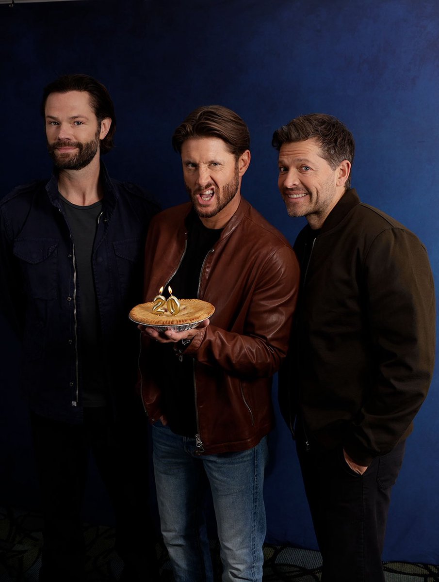 jackyharder's tweet photo. Happy anniversary 20 year 💖🤩 
More new photos with @TVGuideMagazine 🤩 

@JensenAckles 💙🫶🏻
@jarpad ❤️🫶🏻
@mishacollins ♥️🫶🏻

#jensenackles #jaredpadelecki #mishacollins  #spnfamily https://t.co/mQcTgDpjU4