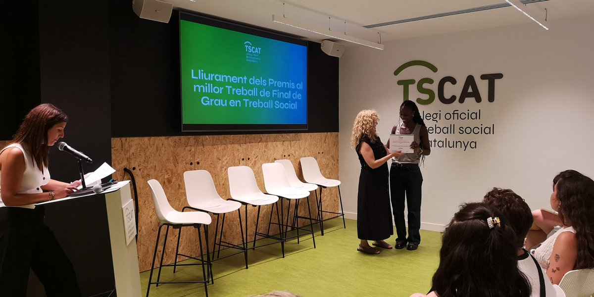 treballsocial1's tweet photo. @Lauramorro_f La vicesecretària del #TSCAT, Sara Porta, entrega els diplomes a les 10 premiades de les Universitats de Barcelona, Girona, Lleida, Rovira i Virgili i Pere Tarrés-Universitat Ramon Llull.
Enhorabona pels vostres treballs!
#PremisTFG https://t.co/EXIYAZBELJ