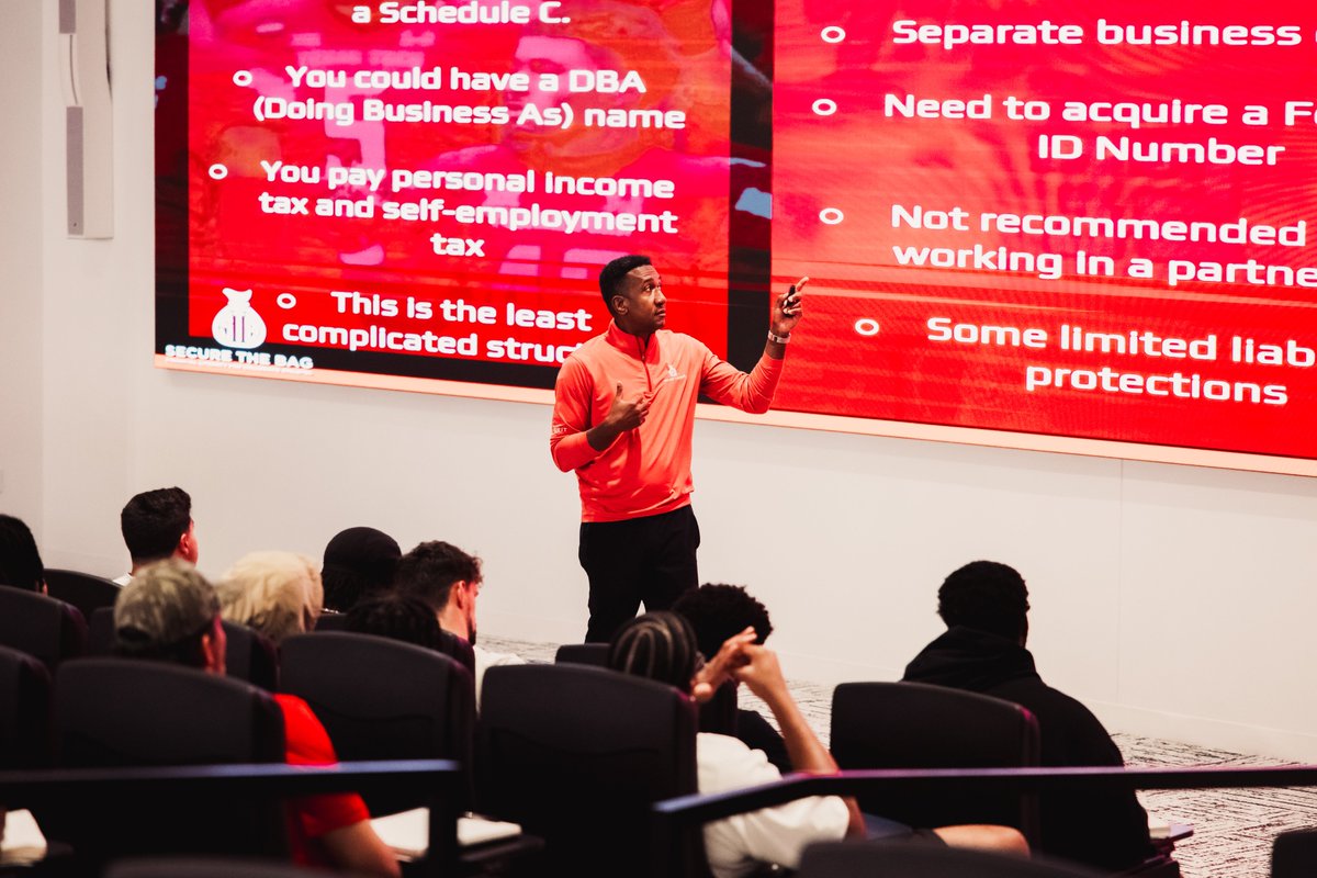 TexasTechFB's tweet image. Financial literacy education with the best 💰

Good to have @didieroccident in the LBK to make sure our team is equipped for future success.

#WreckEm x @stbprogram