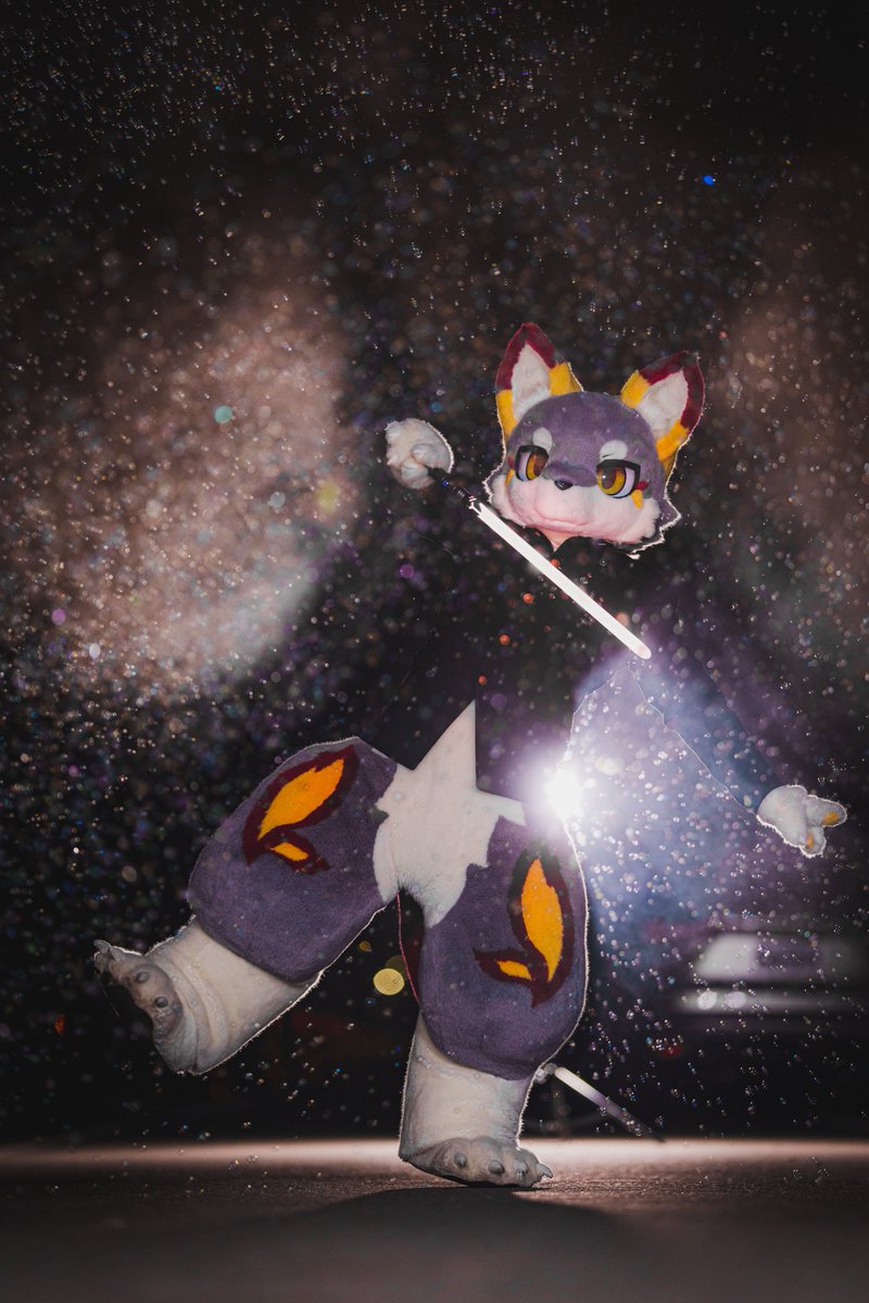 夜に剣を振る、ひらひらと舞い踊る！

📷：<a href="/ROOFnMILUO1011/">萊恩-ミロ＆ポル &ルーフ/ NEXT→UTFG 2025</a> 

#FursuitFriday