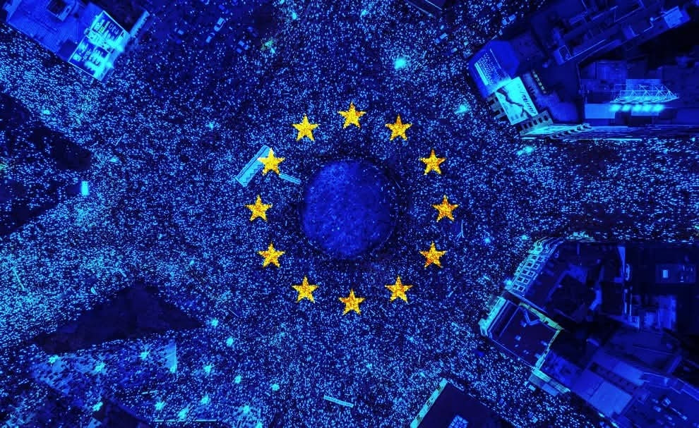 Pavle <a href="/Pavle_Cicvaric/">Pavle Cicvaric</a> je u pritvoru! Mnogi gradjani su u pritvoru!
Za to vreme Mile Lompar je na javnom servisu!
<a href="/studentblokade/">Studenti_U_Blokadi</a> ogradite se od njega... FSB NEĆE VIŠE NIKADA VLADATI SRBIJOM!
Okrenite se EU i ponudite alternativu! Neće lista sa njim biti glasana