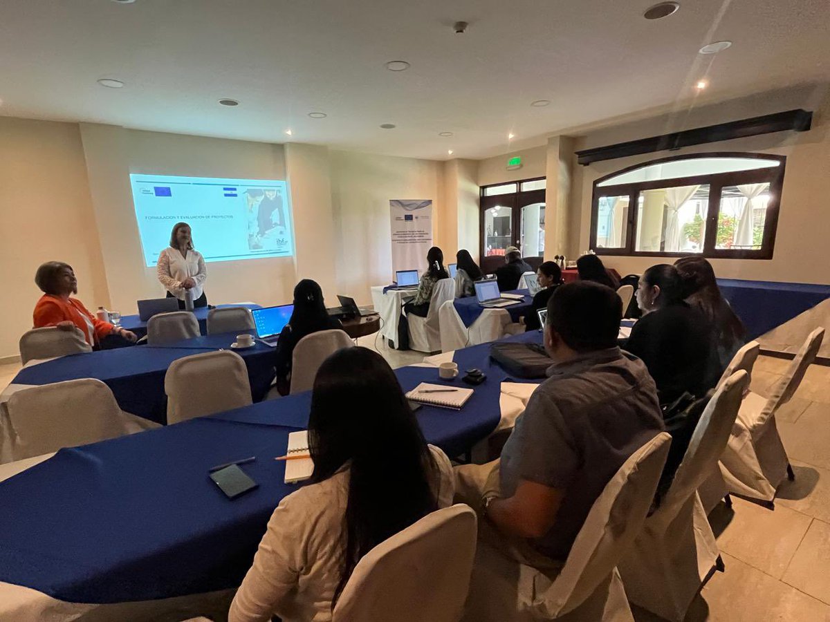UEenElSalvador's tweet photo. Durante esta semana, funcionarios de la Dirección de Inversión y Crédito Público reforzaron sus conocimientos para formular y evaluar proyectos que impulsen el desarrollo del país, trabajando juntos para construir un futuro más eficiente y transparente.🤝 https://t.co/yNlB3PczLP