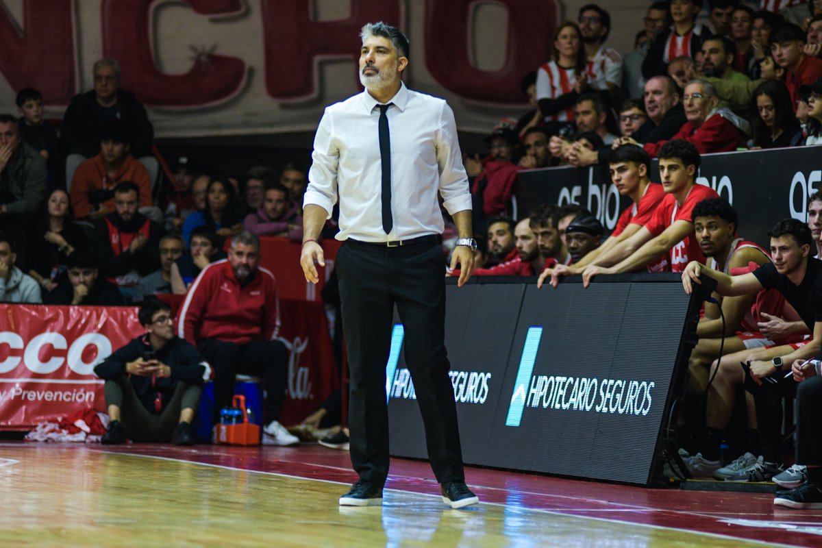 robertofmartin's tweet image. Lucas Victoriano sigue dejando su huella en la #LigaNacional. Anoche, el entrenador de @InstitutoACC dirigió su partido nº 3⃣5⃣0⃣ en la máxima categoría del básquet argentino, con un récord de 216-134 y un 61.7% efectividad en 8 temporadas.
📸Javier Centeno #FinalesLaLiga