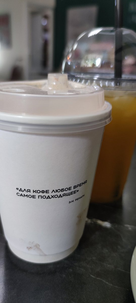 CapSkinRocket's tweet image. Зашли в Краснодаре во вновь открытый недавно книжный магазин Чарли. Чиллово там. Ушли с парой новых книжек 😊