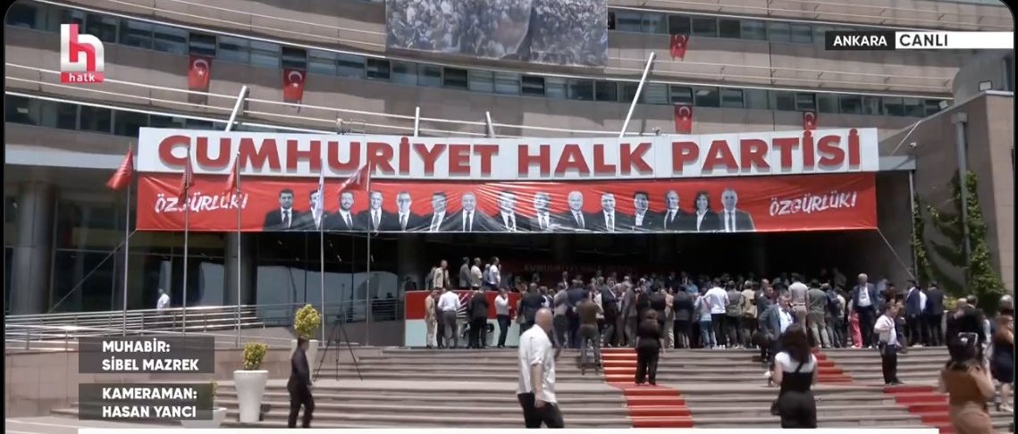 Vatandaş sormuş;
yolsuzluk ve rüşvetten tutuklu başkanlarının fotoğrafını asmaya utanmadılar mı?
Cinsi sapıklara sahip çıkarken kuldan utanmadılar,
Peygambere hakaret eden Leman'a sahip çıkarken Allah'tan utanmadılar,
Hırsızı sahiplenmekten mi utanacaklar!
Ne de olsa kemalistler.