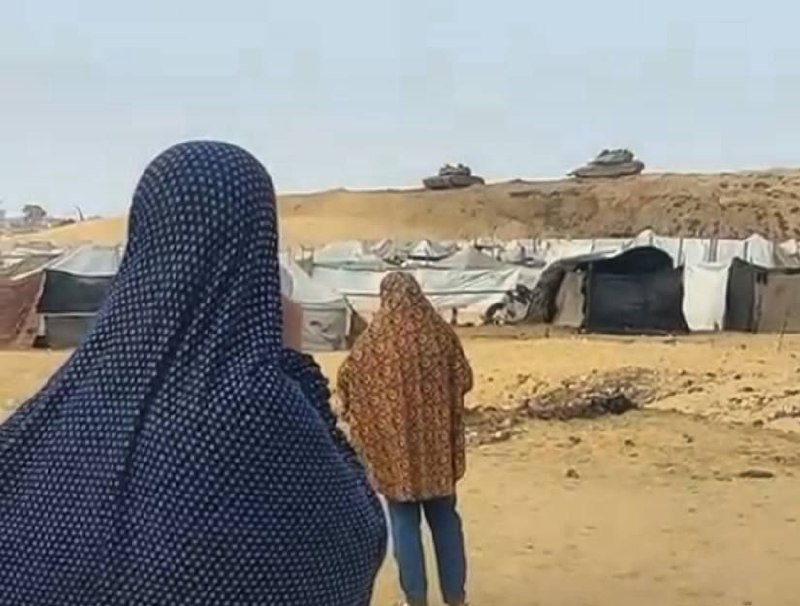 AvniItamar's tweet image. Israeli tanks appeared in the west outskirts of Khan Yunis, also known as Muwasi. This was the safe zone, mainly dotted with tents, until Hamas began finding shelter there and Israel is now evacuating the area, closing the blockade around Khan Yunis. #TimeToSurrender
