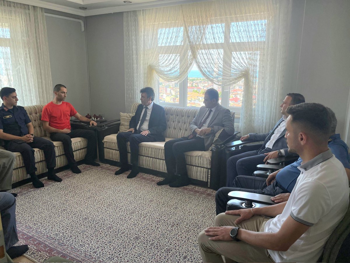 Kahraman Gazimiz Baba Ocağında 🇹🇷

Kuzey Irak’ta yürütülen Pençe-Kilit Harekâtı sırasında yaralanan ve Ankara’daki tedavisinin ardından baba ocağına dönen kıymetli kardeşimiz, kahraman gazimiz Aykut Abu’yu; İlçe Kaymakamımız Sayın Avni Kula, Cumhuriyet Başsavcımız Sayın Mehmet