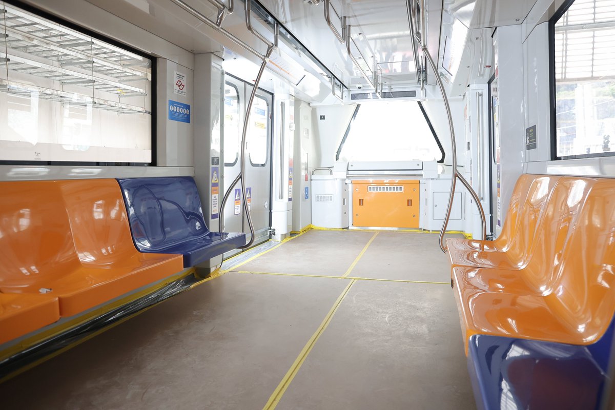 DiariodaCPTM's tweet photo. Governo de SP entrega primeiro trem da Linha 6-Laranja do Metrô. A nova composição, com seis carros e capacidade para 2.044 passageiros, foi apresentada nesta quinta-feira (10) no Pátio Morro Grande, na zona norte da capital. Ao todo, serão 22 trens que irão operar entre Brasilândia e a Estação São Joaquim. A Linha 6-Laranja deve atender mais de 630 mil pessoas por dia.