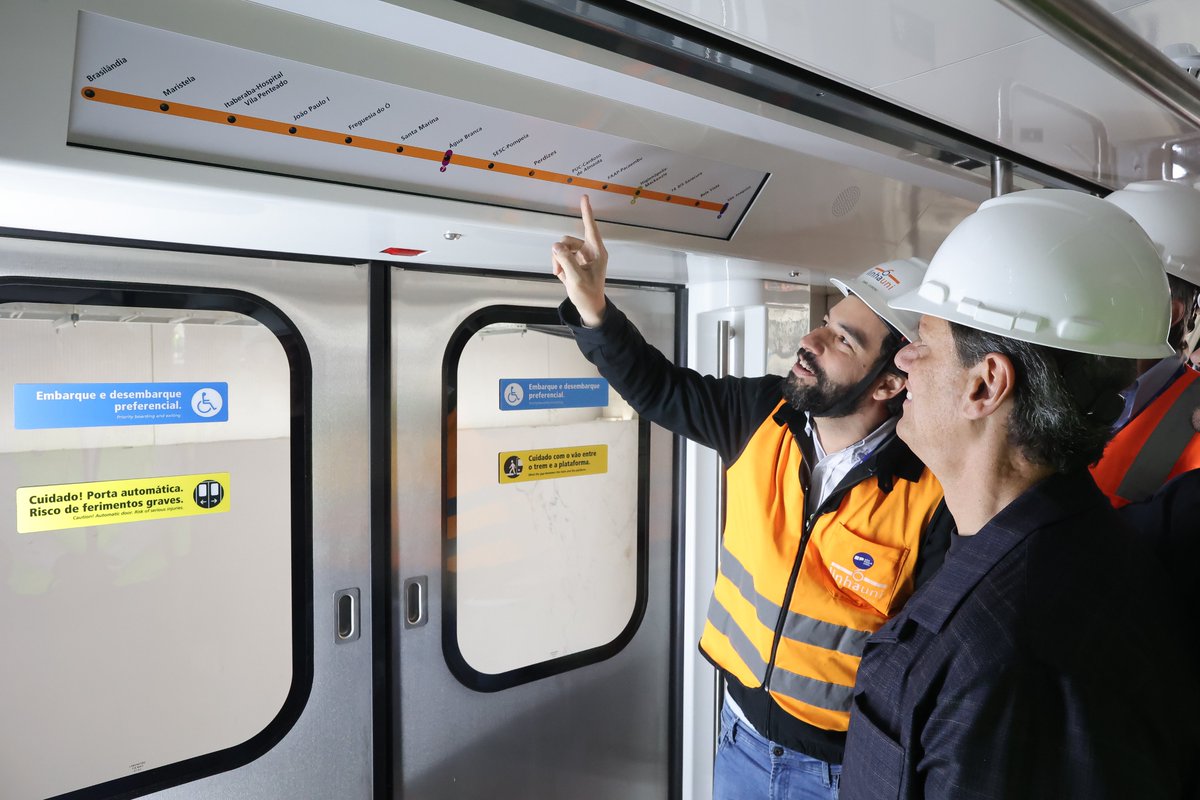 DiariodaCPTM's tweet photo. Governo de SP entrega primeiro trem da Linha 6-Laranja do Metrô. A nova composição, com seis carros e capacidade para 2.044 passageiros, foi apresentada nesta quinta-feira (10) no Pátio Morro Grande, na zona norte da capital. Ao todo, serão 22 trens que irão operar entre Brasilândia e a Estação São Joaquim. A Linha 6-Laranja deve atender mais de 630 mil pessoas por dia.