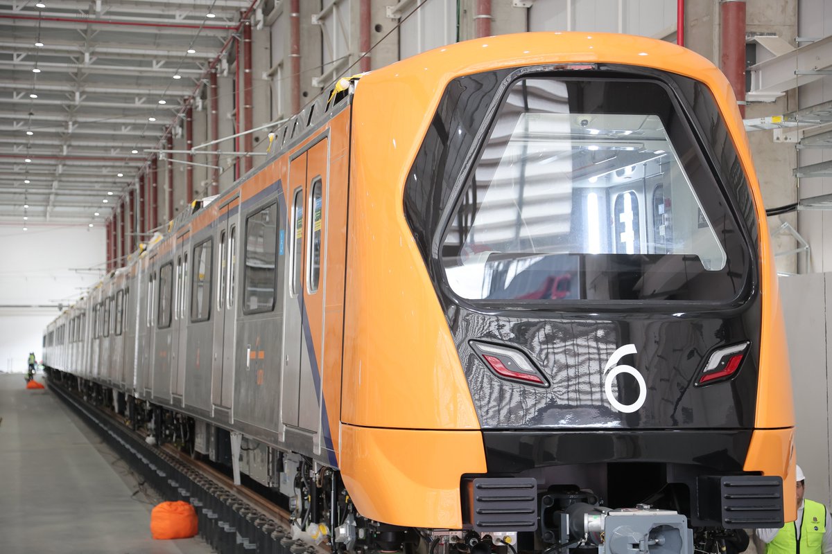 DiariodaCPTM's tweet photo. Governo de SP entrega primeiro trem da Linha 6-Laranja do Metrô. A nova composição, com seis carros e capacidade para 2.044 passageiros, foi apresentada nesta quinta-feira (10) no Pátio Morro Grande, na zona norte da capital. Ao todo, serão 22 trens que irão operar entre Brasilândia e a Estação São Joaquim. A Linha 6-Laranja deve atender mais de 630 mil pessoas por dia.