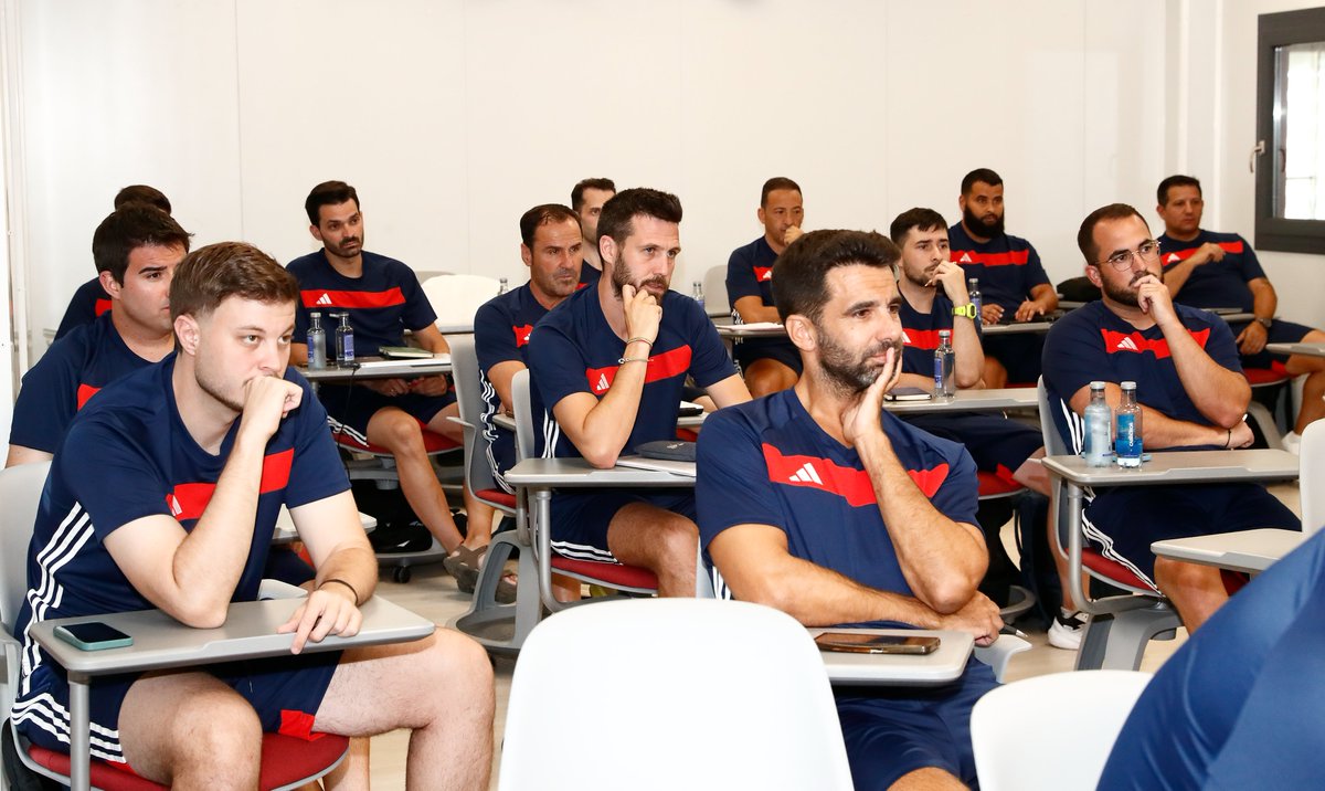 ⚽️ EVENTO | Inaugurado el ‘𝗖𝘂𝗿𝘀𝗼 𝗱𝗲 𝗘𝗻𝘁𝗿𝗲𝗻𝗮𝗱𝗼𝗿 𝗱𝗲 𝗙𝘂́𝘁𝗯𝗼𝗹 𝗦𝗮𝗹𝗮 𝗡𝗮𝗰𝗶𝗼𝗻𝗮𝗹 𝗣𝗿𝗼𝗳𝗲𝘀𝗶𝗼𝗻𝗮𝗹’ 2025-26 de la <a href="/rfef/">RFEF</a> 

🔗 bit.ly/4eFrnKC

#FormaciónRFEF | <a href="/FutSalRFEF/">Futsal RFEF</a>