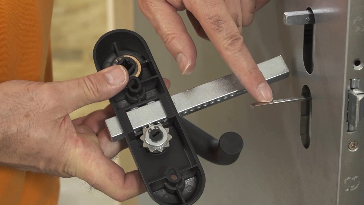 🖐🚪Cada día más cosas en el #trastero ¿Reforzamos la seguridad de la puerta?🤔

#Tutorial en YouTube: instalamos #cerradura trastero con cerrojo y cilindro de seguridad, #antitaladro, #antibumping, #antiganzúa y #antirotura.

Con cerradura #Duplex #Arregui y ropa #VelillaGroup.