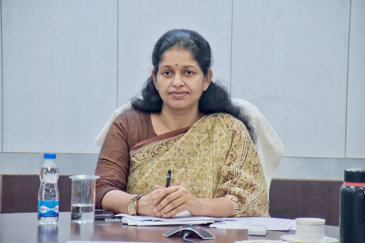 PRO JS Rewa (@projsrewa) on Twitter photo <a href="/RewaCollector/">Collector Rewa</a> श्रीमती प्रतिभा पाल ने कंट्रोल रूम में उपस्थित न होने वालों को दिया नोटिस.
RM: facebook.com/share/p/1AiDcg…
<a href="/CMMadhyaPradesh/">Chief Minister, MP</a>
<a href="/DrMohanYadav51/">Dr Mohan Yadav</a>
#JansamparkMP #Rewa <a href="/RewaCollector/">Collector Rewa</a> श्रीमती प्रतिभा पाल ने कंट्रोल रूम में उपस्थित न होने वालों को दिया नोटिस.
RM: facebook.com/share/p/1AiDcg…
<a href="/CMMadhyaPradesh/">Chief Minister, MP</a>
<a href="/DrMohanYadav51/">Dr Mohan Yadav</a>
#JansamparkMP #Rewa