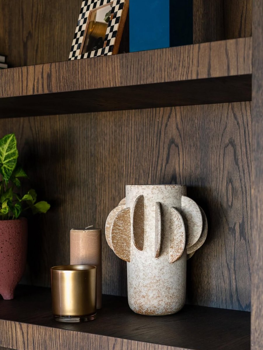 Dark interiors are IN 🌑 

We love the contrast of our darker oils with the pop of green from @woodstudiodublin 

#joinerydesign #joinerywork #joinery #carpentry #carpentrywork