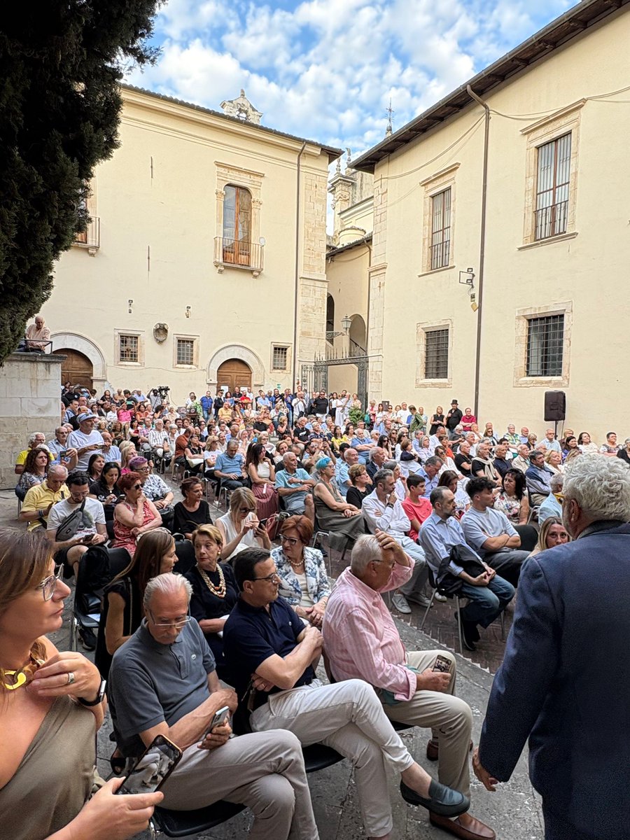 Oggi a Sulmona per “Le Capitali Celestiniane della Pace” con il Card. Zuppi, Paolo Mieli e Mons. Fusco: dialogo su perdono, fratellanza e riconciliazione nel segno di Celestino V. La pace è un cammino da fare insieme.
#CelestinoV #Pace #Sulmona #GiostraEuropeaDellaPace