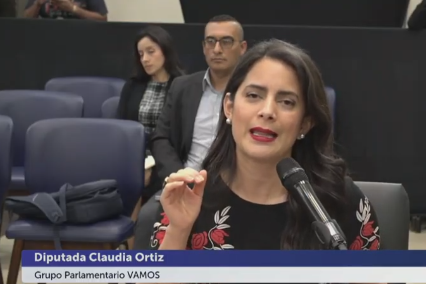 EugeniaVelsquez's tweet photo. "Es preocupante q monto mayor d estas asignaciones es para @PresidenciaSV; @SaludSV $8 Mlls, pero Presidencia el doble ($16 Mlls), a mí me indigna q siendo esta @AsambleaSV un Órgano q debería vigilar como se usa el dinero d la gente...": @ClaudiaOrtizSV en asignación de fondos https://t.co/RvjpNBBaw6