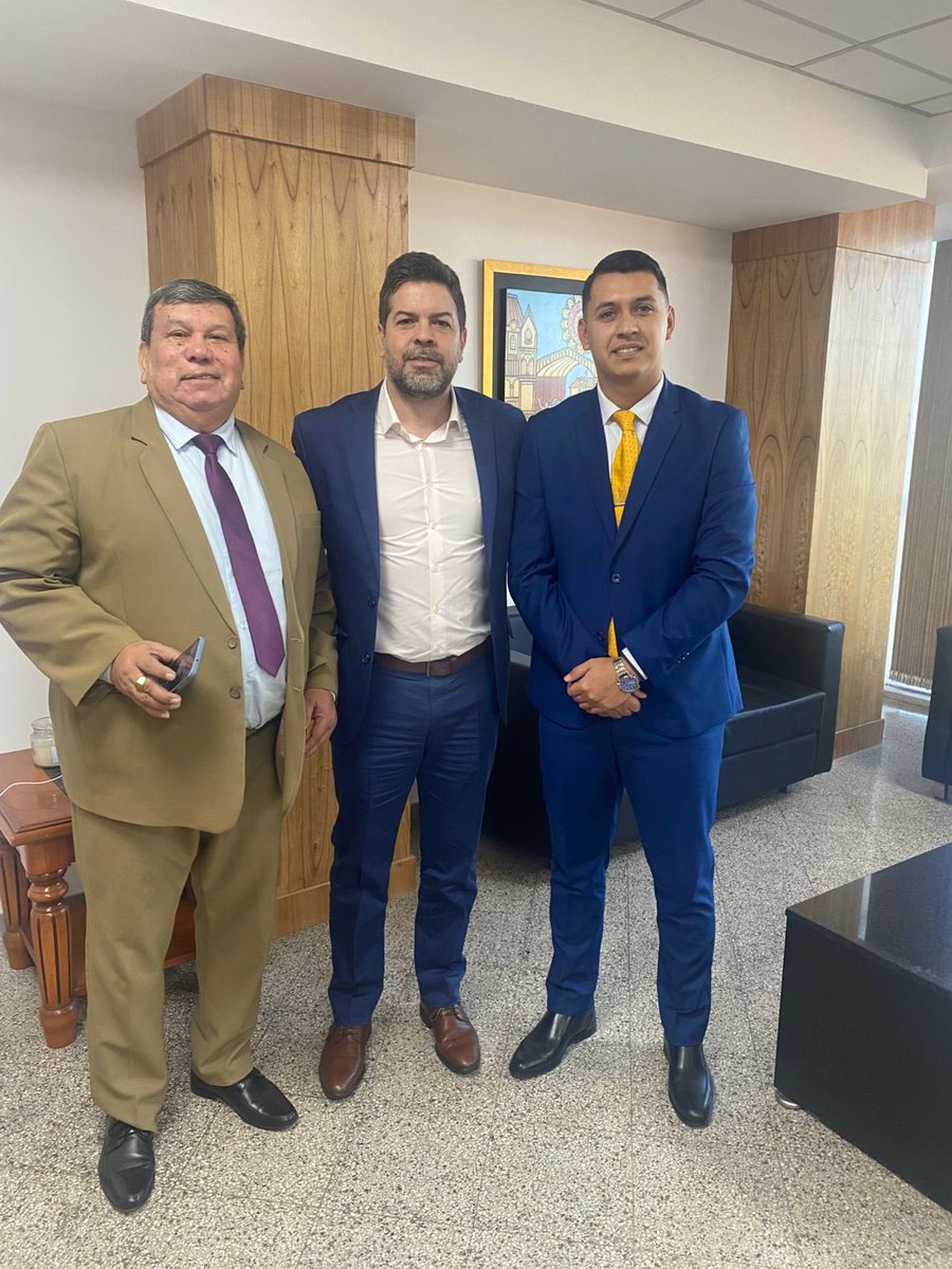 Hoy recibí la grata visita de los colegas Armando Sanabria y Carlos Zamphirópolos, Presidente y miembro de la Asociación de Abogados de Villa Elisa, respectivamente. 

Durante el encuentro coordinamos futuros trabajos y proyectos en beneficio de los colegas.