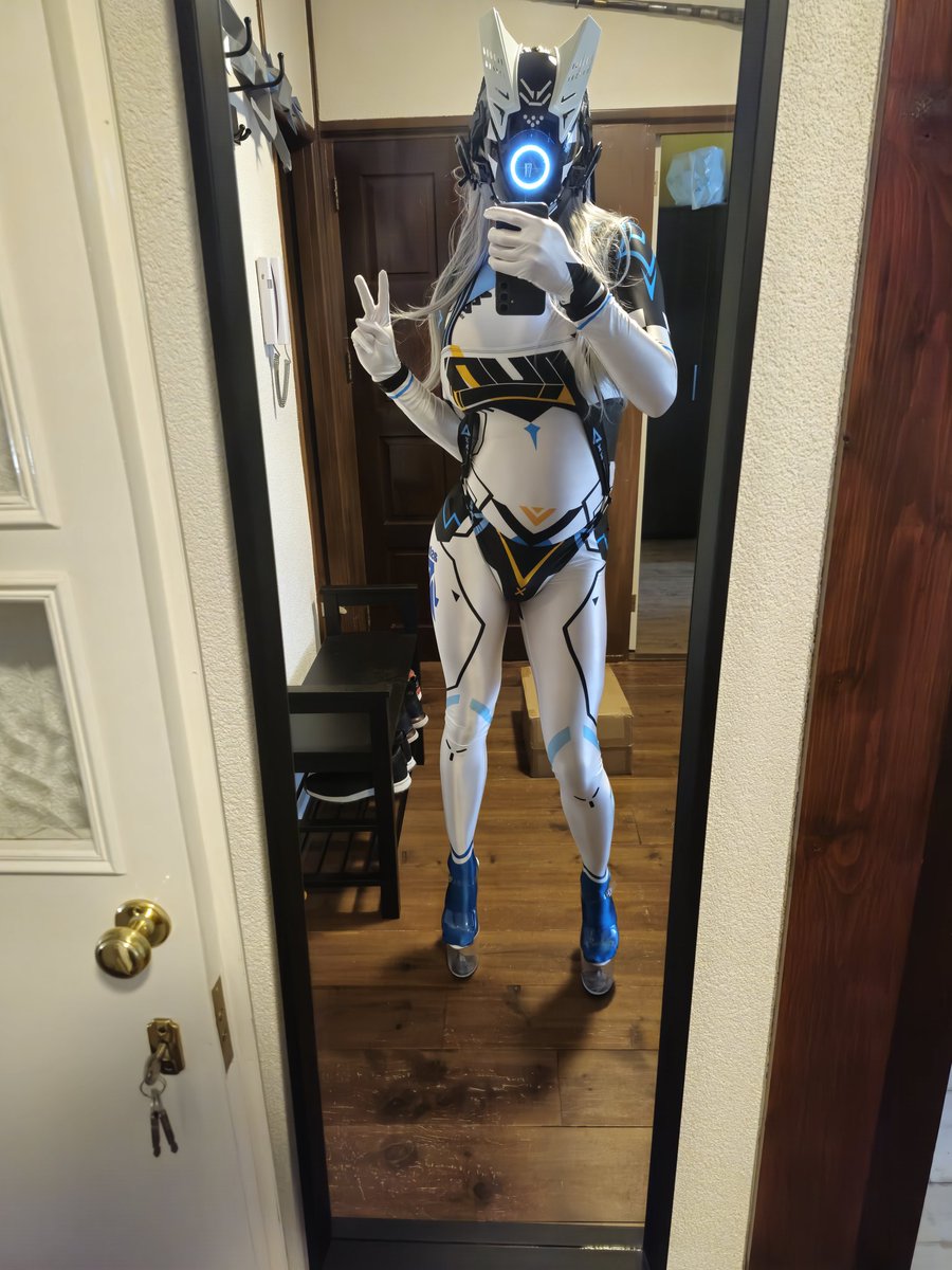 Fatale_Froz's tweet photo. Drones dont need to have a MSA or latex to look cute. Dont feel discouraged when you cant get or the other, there are more options out there to make you look like the sexy robot you want to be😁 https://t.co/T7V8aWwfFY