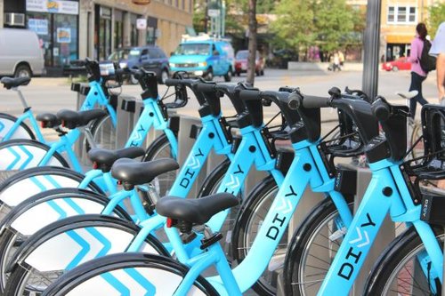 Catch our Chicago Zoom advocacy chat tomorrow at noon. David Powe from <a href="/ChicagoDOT/">CDOT</a> will share the latest news about Divvy. Dixon Galvez-Searle from <a href="/swcollectivechi/">swcollectivechi</a> will discuss the safety improvements coming to S. Pulaski Ave. RSVP: us02web.zoom.us/meeting/regist…